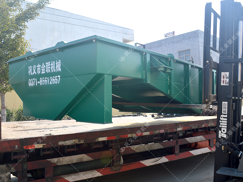 兩臺(tái)小型對輥破碎機(jī)和直線篩發(fā)貨圖片_發(fā)往江蘇南通_處理硅石
